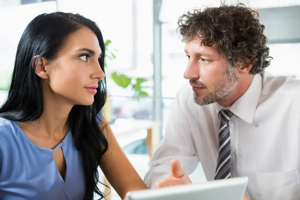 Empresario discutiendo con colega sobre portátil — Foto de Stock