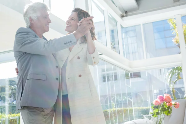 Smiling couple dancing — Stock Photo, Image