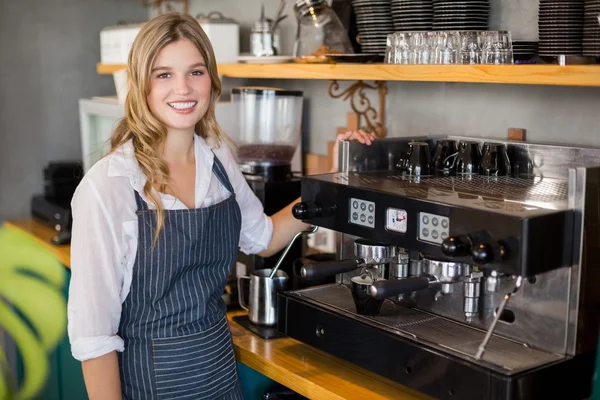 Retrato de camarera sonriente haciendo taza de café —  Fotos de Stock