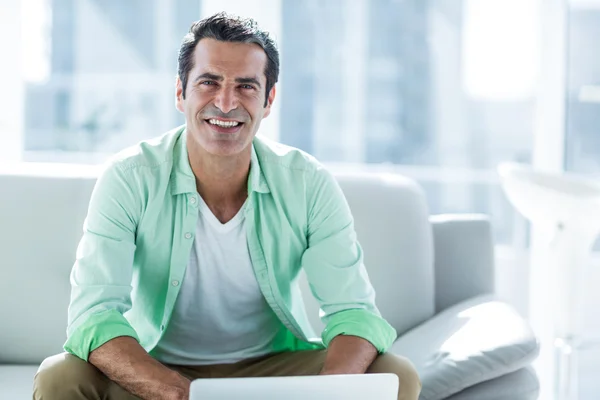 Hombre usando ordenador portátil —  Fotos de Stock