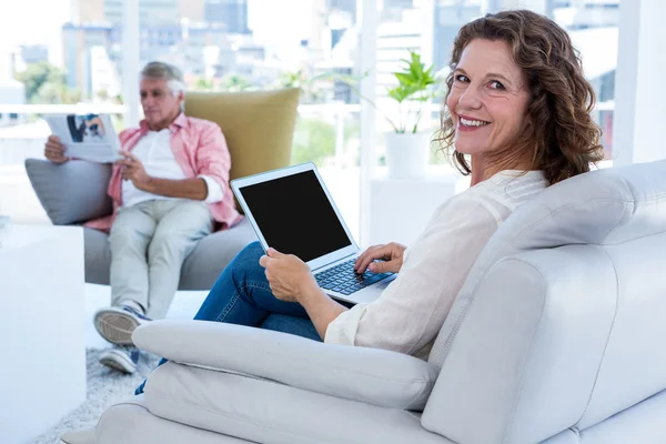 Lachende vrouw met laptop — Stockfoto