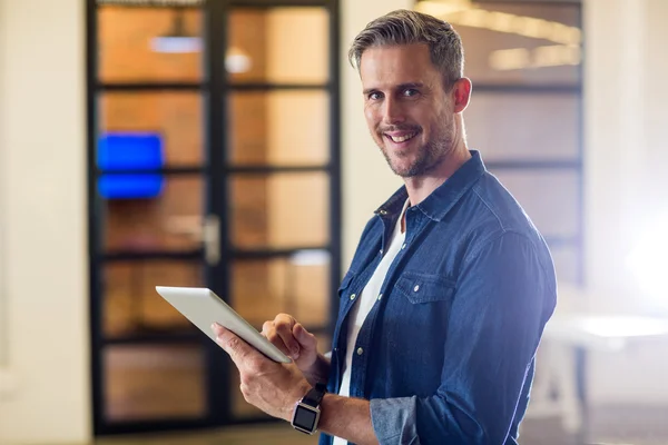 Homem usando tablet digital — Fotografia de Stock