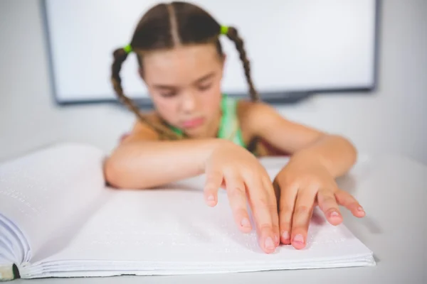 Μαθητρια, διαβάζοντας ένα βιβλίο braille στην τάξη — Φωτογραφία Αρχείου