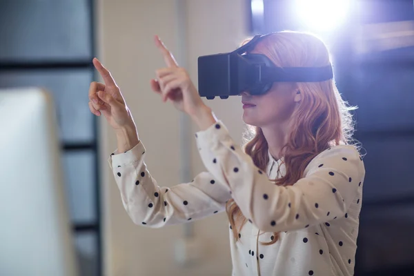 Жінка в склі віртуальної реальності — стокове фото