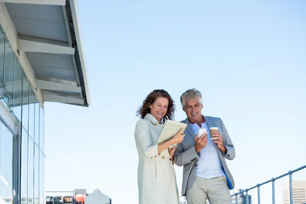 Happy couple using digital tablet — Stock Photo, Image