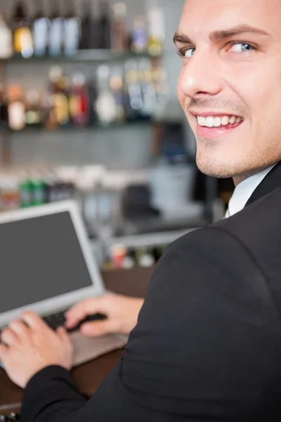 Geschäftsmann benutzt Laptop in Restaurant — Stockfoto