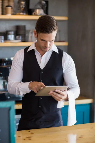 Ober met behulp van digitale tablet in restaurant — Stockfoto