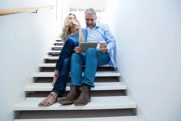 Man med kvinna med digital tablet — Stockfoto