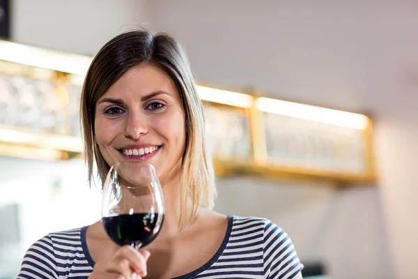Jeune femme tenant du verre à vin — Photo