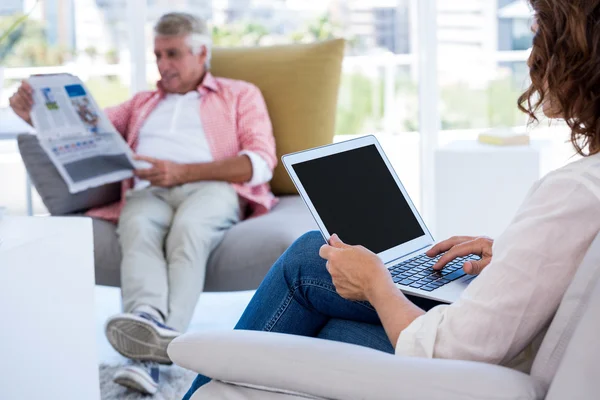 Kobieta korzystająca z laptopa — Zdjęcie stockowe