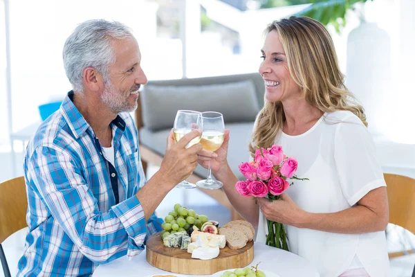 Ouder paar roosteren wijnglazen — Stockfoto