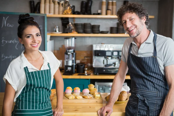 Číšník a servírka, stojící na čítač v kavárně — Stock fotografie