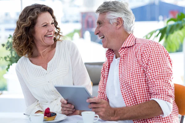 Ältere Paare sitzen im Restaurant — Stockfoto