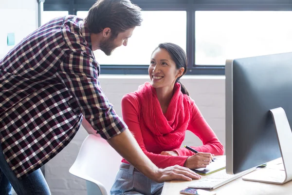 Colleagues working on computer — Stock Photo, Image