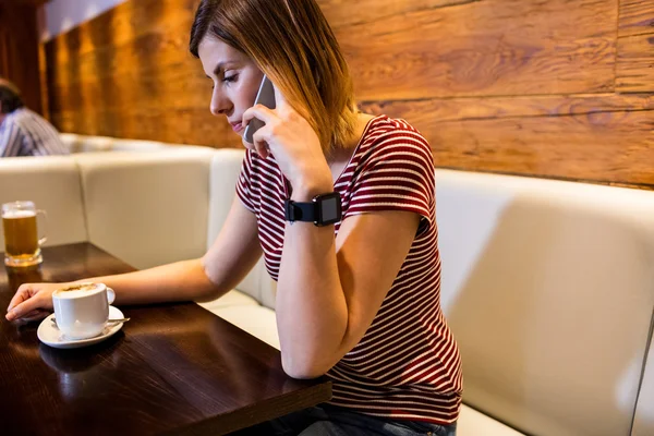 Vrouw in gesprek op mobiele telefoon — Stockfoto