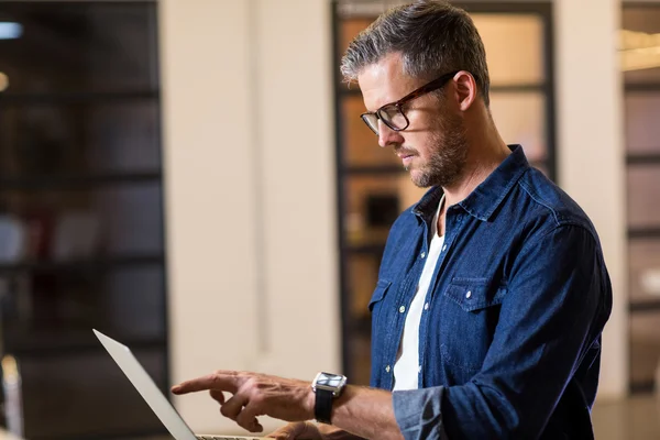 Mann benutzt Laptop im Büro — Stockfoto