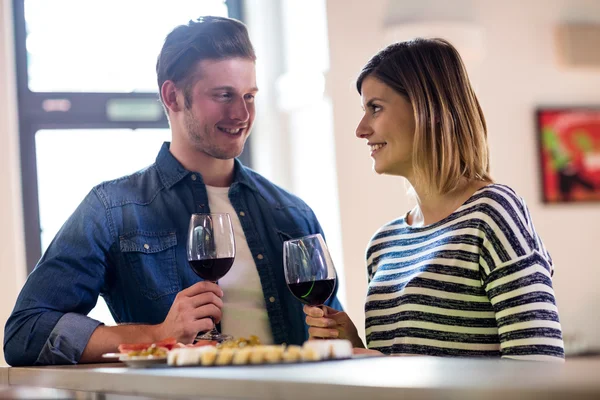 Pareja sosteniendo copas de vino —  Fotos de Stock