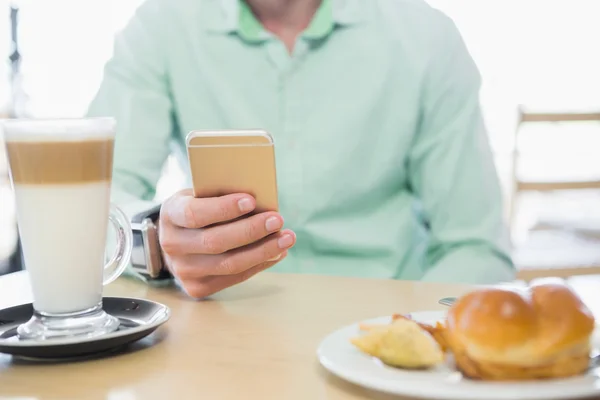 Sección media del hombre usando el teléfono móvil —  Fotos de Stock