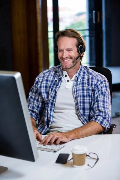 Geschäftsmann arbeitet am Computer — Stockfoto