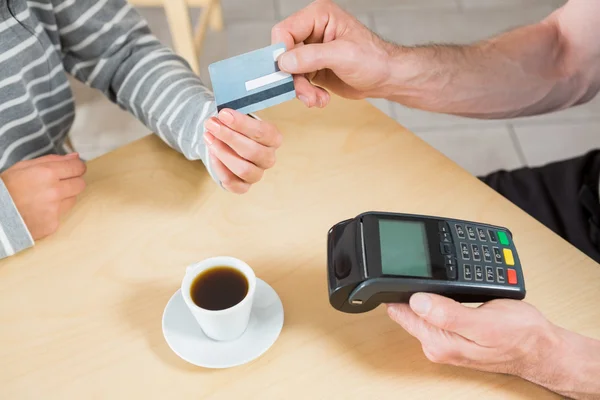 Frau zahlt mit Kreditkarte — Stockfoto