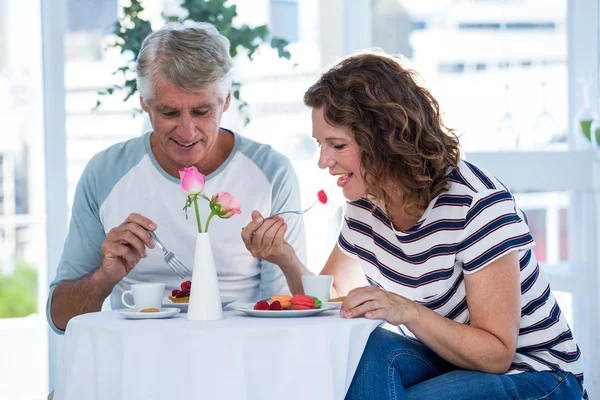 Pareja comiendo comida — Foto de Stock