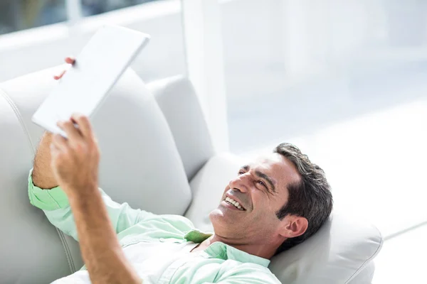 Homem usando tablet digital em casa — Fotografia de Stock