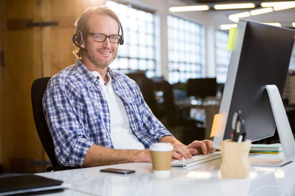 Businessman working at computer desk — Stock Photo, Image