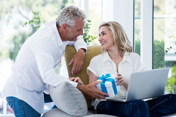 Hombre dando regalo a la mujer —  Fotos de Stock