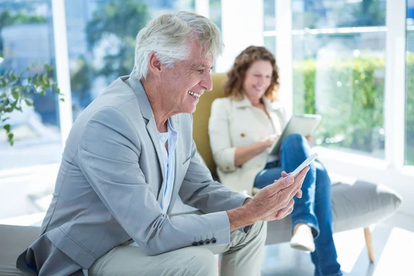 Mann benutzte Handy — Stockfoto