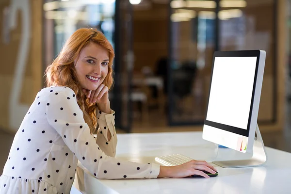 Mulher usando o computador no escritório — Fotografia de Stock