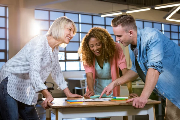 Gente de negocios sonriendo discutiendo — Foto de Stock