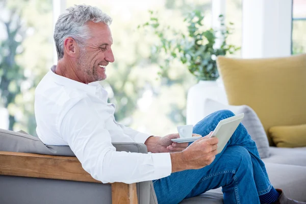 Reifer Mann mit Tablette — Stockfoto