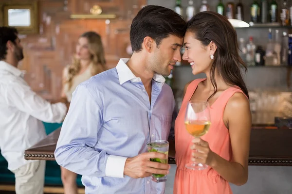 Romantische jong koppel houden wijnglazen — Stockfoto