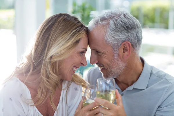 Ouder paar holding wijnglazen — Stockfoto