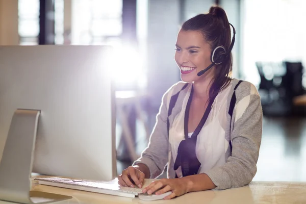 Mujer joven usando la computadora — Foto de Stock