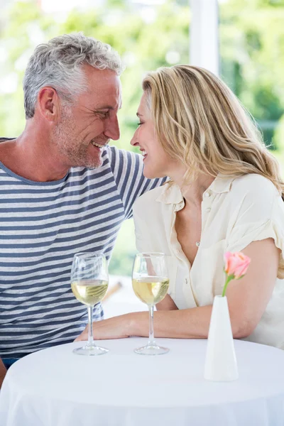 Pareja con vino blanco — Foto de Stock