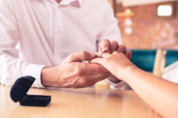 Man putting engagement ring on womans finger — Stock Photo, Image