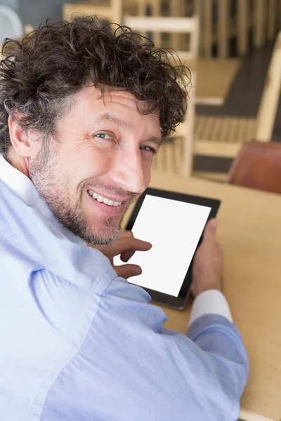 Homme utilisant une tablette numérique — Photo