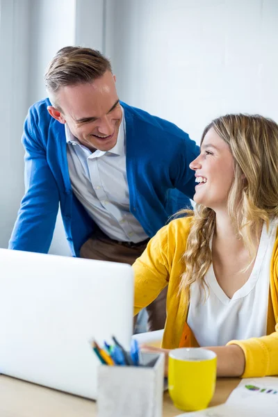 Hombre y mujer hablando —  Fotos de Stock