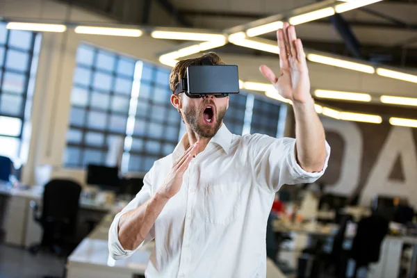 Empresário usando simulador de realidade virtual — Fotografia de Stock