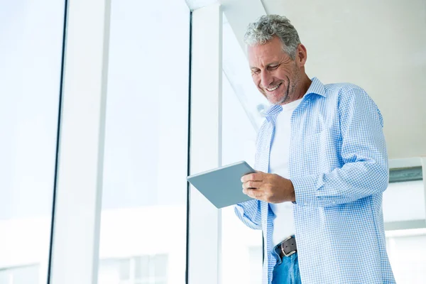 Mature man holding tablet — Stock Photo, Image