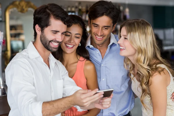 Grupp av vänner med en selfie — Stockfoto