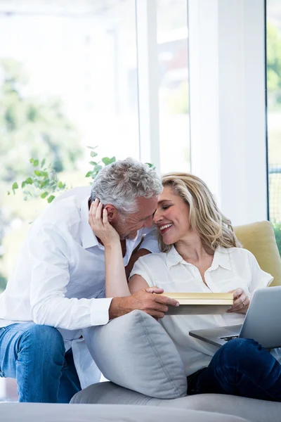 Pareja madura con caja de regalo —  Fotos de Stock