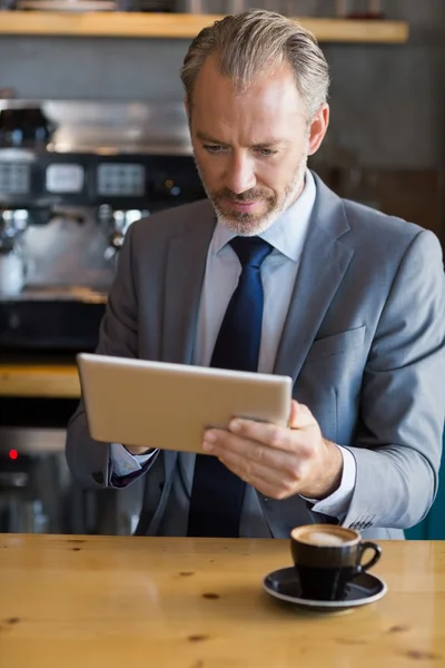 Close-up de empresário usando tablet digital no café — Fotografia de Stock