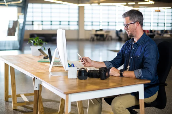 Man using mobile phone — Stock Photo, Image