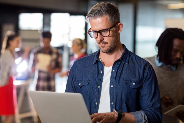 Man using laptop in office — Stock Photo, Image