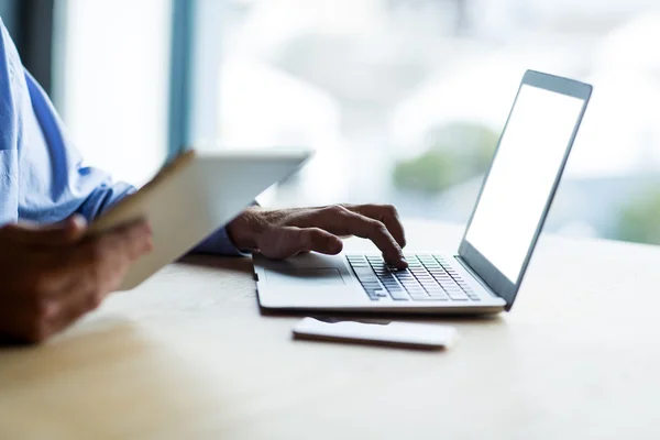 Uomo utilizzando il computer portatile — Foto Stock