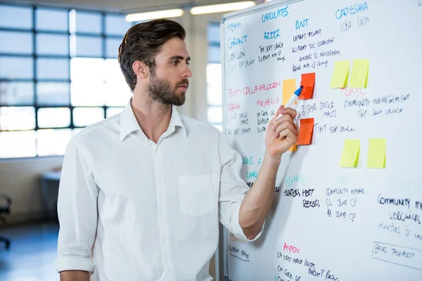 Businessman pointing on sticky note — Stock Photo, Image