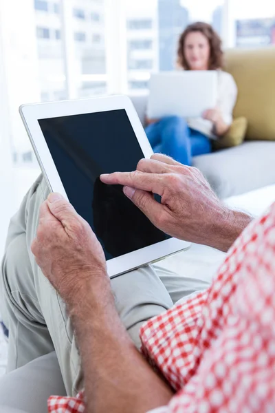 Uomo toccare tablet a casa — Foto Stock