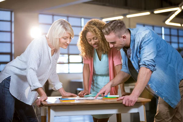 Personas discutiendo sobre documentos — Foto de Stock